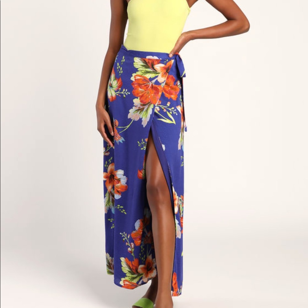 NWT 🛍LULU’S FLORAL WRAP SKIRT🛍 Sz Medium